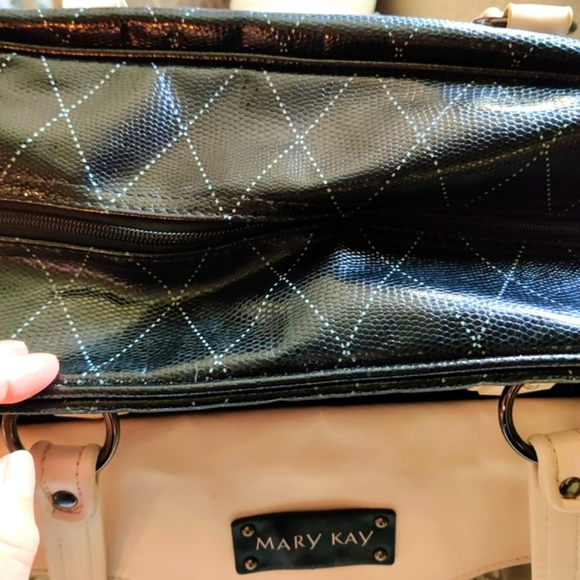 Mary Kay starter bag can be used as an overnight bag or handbag - Picture 4 of 8